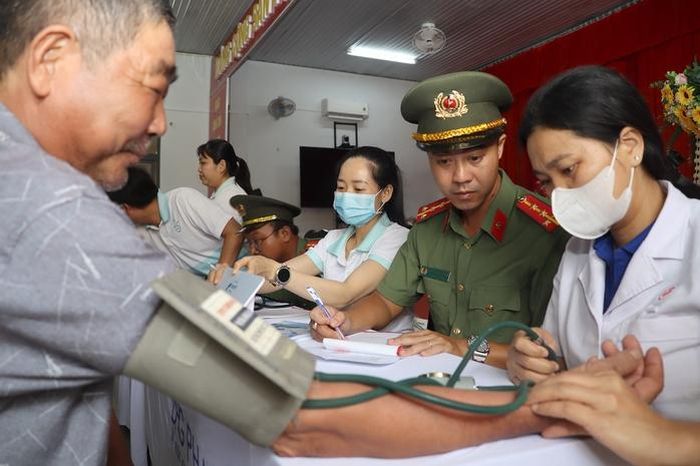 Lực lượng y, bác sĩ khám bệnh và cấp phát thuốc miễn phí cho người dân