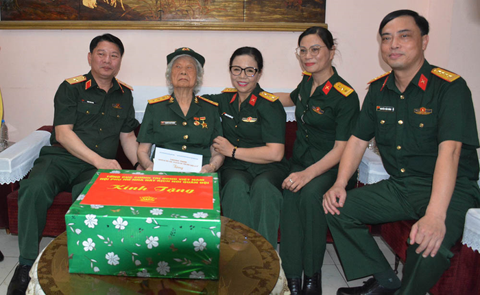 Đoàn công tác Ban Vì sự tiến bộ của phụ nữ Bộ Quốc phòng tặng quà Anh hùng LLVT nhân dân Nguyễn Thị Mỹ Nhung. 