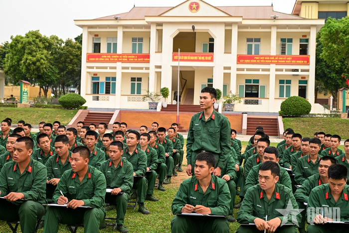 Giờ học chính trị sôi nổi của Đại đội 10, Tiểu đoàn 3, Lữ đoàn 490.