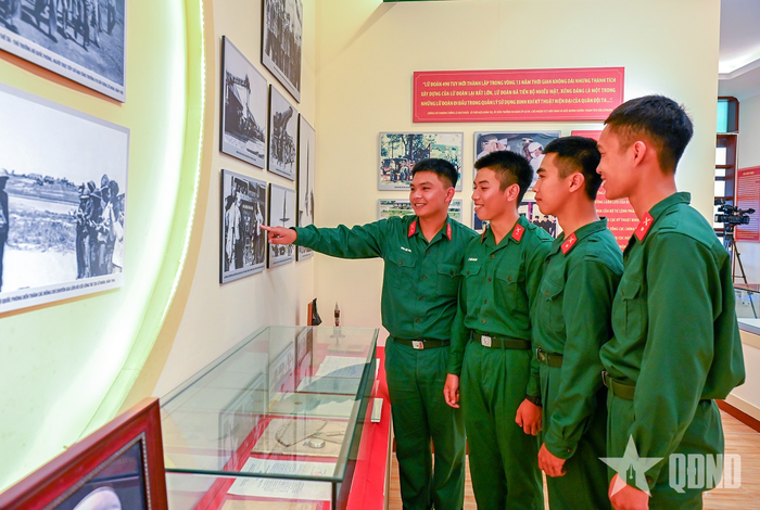 Chiến sĩ mới Lữ đoàn 490 tham quan phòng truyền thống đơn vị.