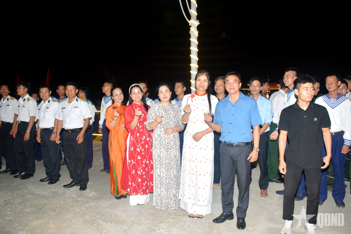 Anh Phạm Vũ Bảo (áo xanh) cùng các công chức, hộ dân và quân nhân ở đảo Trường Sa.