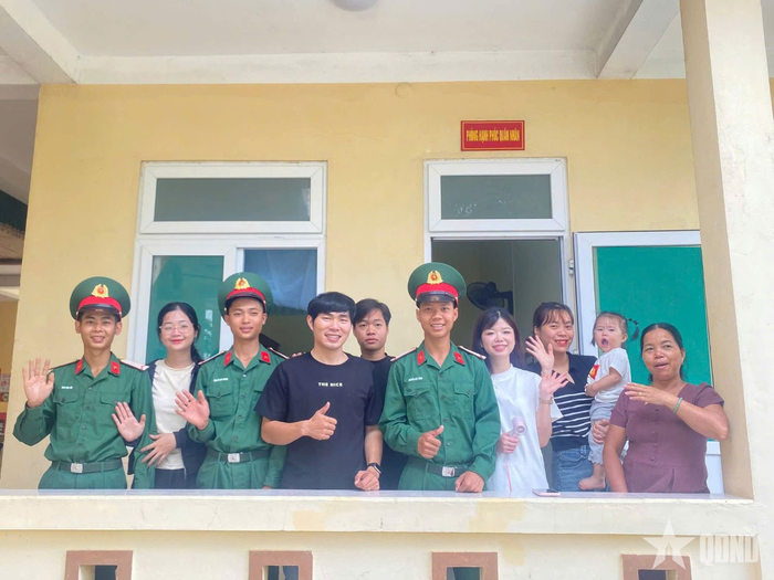 Những cuộc gặp gỡ vui vẻ, ấm áp giữa gia đình, người thân và các chiến sĩ trong đơn vị.
