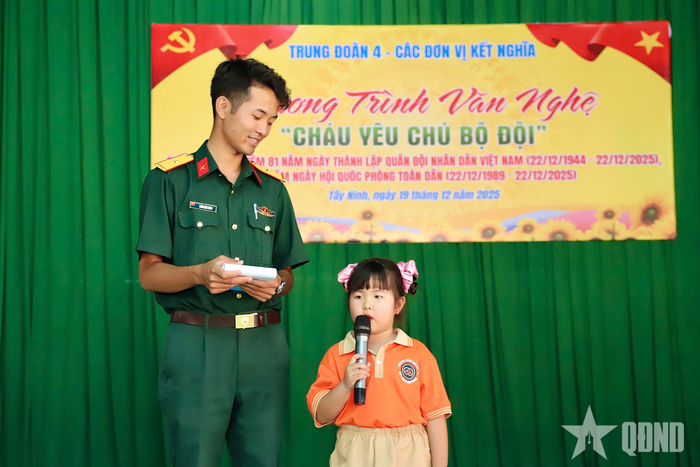 Không chỉ say mê viết lách, người cán bộ trẻ còn thể hiện tốt năng khiếu dẫn chương trình với phong cách tự tin, trẻ trung và giàu cảm xúc.