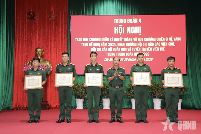 Thiếu úy Trần Việt Hoàng (thứ ba từ trái sang) nhận giấy khen của chỉ huy Trung đoàn 4 vì có thành tích tốt trong Hội thi Cán bộ đoàn giỏi và Tuyên truyền viên trẻ.