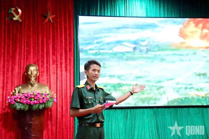 Thiếu úy Trần Việt Hoàng trong một buổi kể chuyện truyền thống chiến đấu tại đơn vị. 