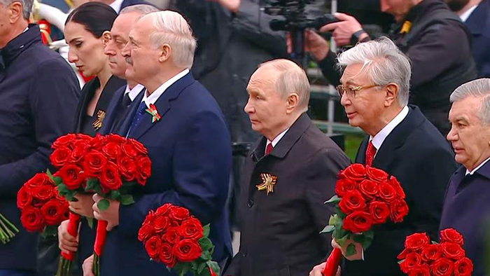 Tổng thống Nga Vladimir Putin cùng các nhà lãnh đạo của các quốc gia khác đặt hoa tại Đài tưởng niệm Chiến sĩ Vô danh.