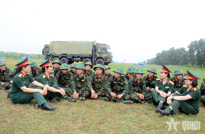 Sự quan tâm, gần gũi của các nữ quân nhân giúp các chiến sĩ mới thấy tự tin, thoải mái hơn khi giao lưu, trò chuyện.