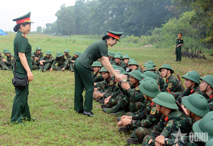 Trước sự quan tâm sâu sát của các nữ quân nhân, chiến sĩ nào cũng được mời nước, tặng quà.