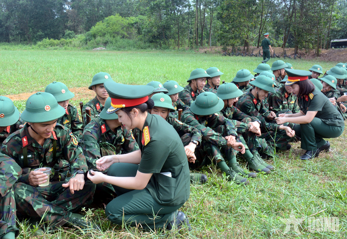 Những chiếc cúc áo bị tuột ở tay được khâu lại ngay trên thao trường đầy gió.