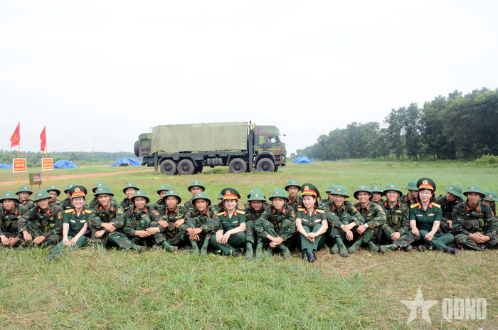  Khoảng cách ban đầu đã được xích gần lại, đầy thân thiện và trong sáng, thân thương.