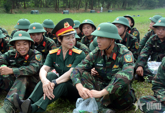 Những tâm tư các chiến sĩ mới giấu kín trong lòng, giờ được chia sẻ tâm tình trước sự gần gũi, lời động viên nhẹ nhàng của các nữ quân nhân.