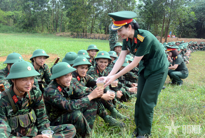 Những cốc nước chanh mát rượi tình đồng đội.