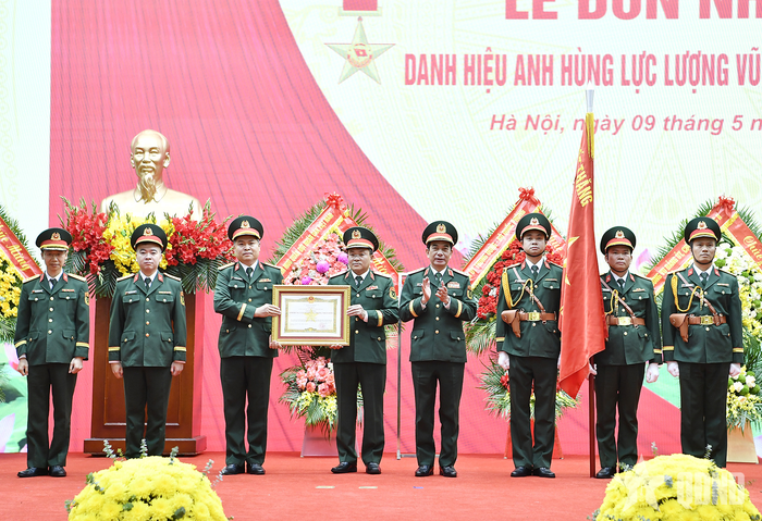Đại tướng Phan Văn Giang trao Danh hiệu Anh hùng lực lượng vũ trang nhân dân tặng Cục 16.