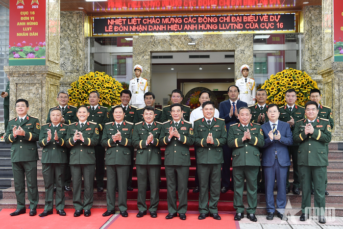 Các đại biểu chụp ảnh chung.