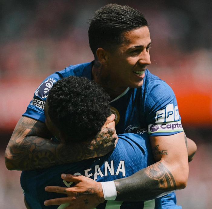 Enzo Fernandez gỡ hòa 1-1 cho Chelsea.