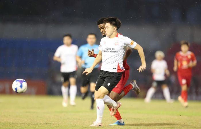 Cả H. Hà Tĩnh và Công an TPHCM (áo sáng) đều thay tướng sau vòng 21.