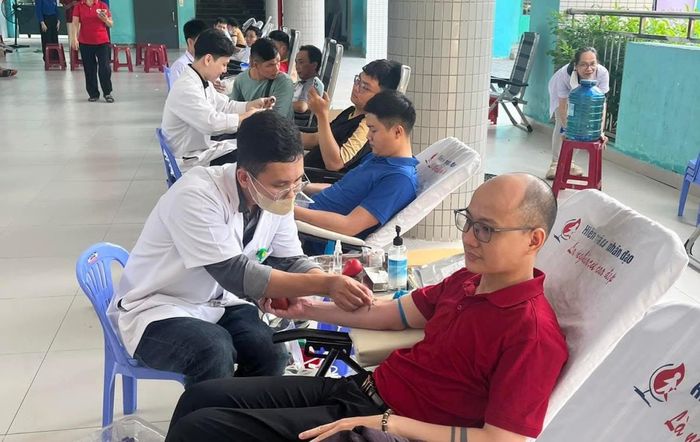 Người dân An Khê hiến máu tình nguyện sáng ngày 9-5.