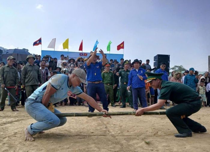 Tham gia các trò chơi tại Tết Bunpimay.