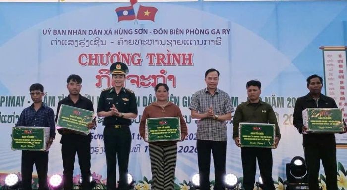 Đồng chí Quảng Văn Ngọc, Trưởng ban Văn hóa-Xã hội Thành ủy Đà Nẵng và Đại tá Hoàng Văn Mẫn, Chính ủy Ban Chỉ huy Bộ đội Biên phòng thành phố Đà Nẵng trao quà cho đại diện các bản Lào giáp biên nhân dịp Tết Bunpimay.