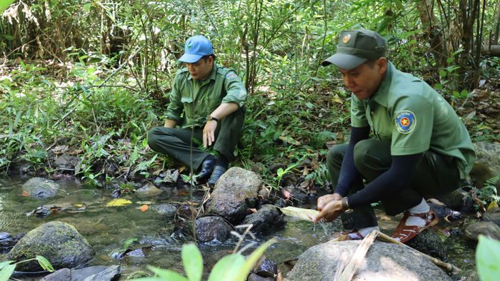  Nghỉ ngơi bên khe suối. Ảnh: HỮU PHÚC 