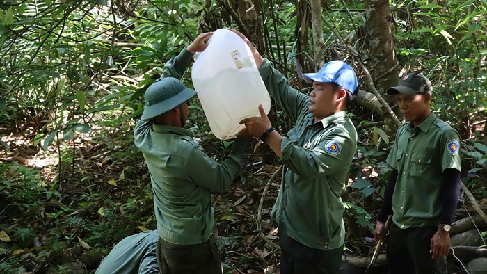  Gùi nước suối về sinh hoạt. Ảnh: HỮU PHÚC 