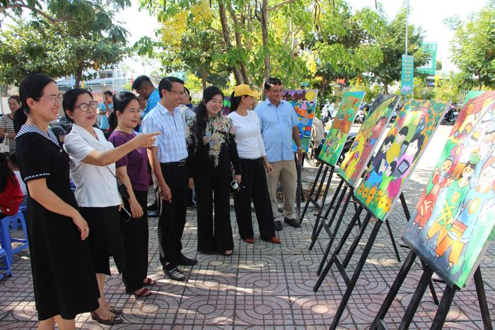  Lãnh đạo xã Cần Giờ và người dân tham quan các không gian trưng bày tại chương trình. Ảnh: T.T. 