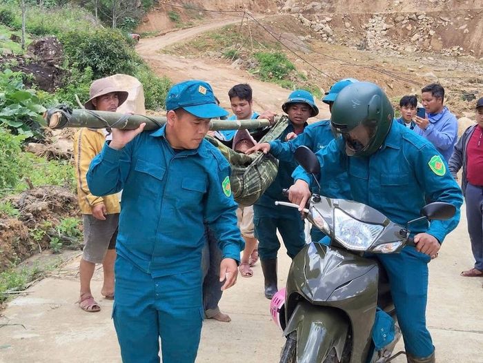  Lực lượng dân quân đã khiêng bệnh nhân bệnh vượt qua quãng đường 5 km từ thôn Pứt đến Trạm y tế tại thôn Achoong 