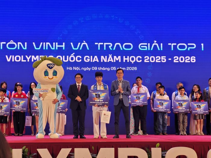 Trao giải Violympic năm học 2025-2026 cho các em học sinh. Ảnh LÂM NGUYÊN
