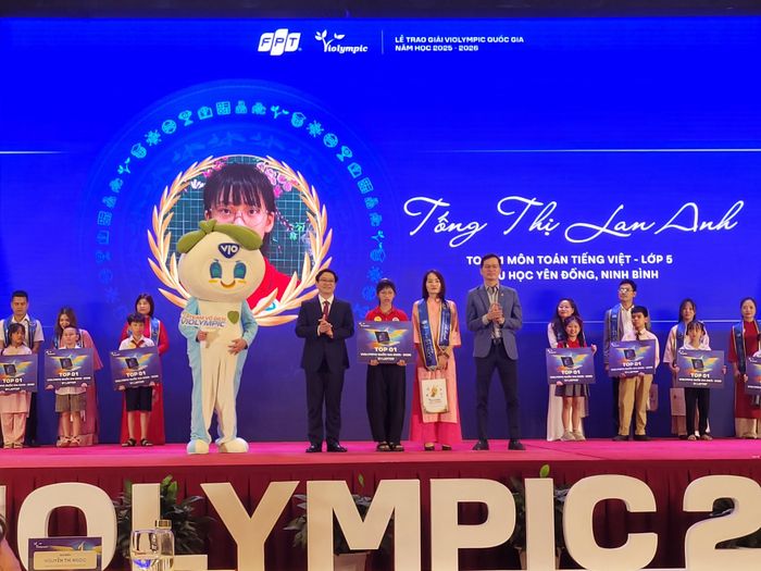 Đại diện Bộ GD-ĐT, Tập đoàn FPT Trao giải Violympic năm học 2025-2026 cho các em học sinh. Ảnh LÂM NGUYÊN