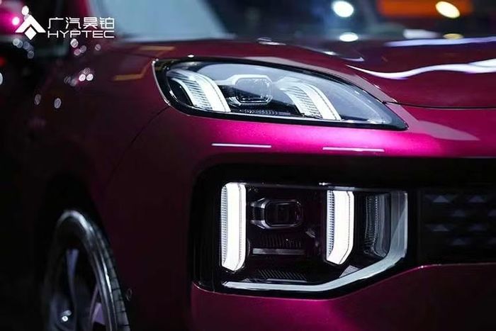 Bên trong nội thất, xe được trang bị màn hình trung tâm cỡ lớn, bảng đồng hồ kỹ thuật số riêng biệt cùng màn hình HUD. Các chi tiết kim loại xuất hiện quanh cửa gió điều hòa, tapi cửa và bệ trung tâm nhằm tăng cảm giác cao cấp. Xe cũng tích hợp sạc điện thoại không dây và hệ thống âm thanh 22 loa tiêu chuẩn.