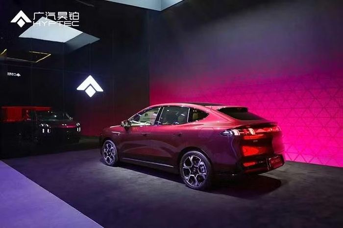 Hyptec S600 có chiều dài 5.015 mm, rộng 1.933 mm, cao 1.700 mm và trục cơ sở đạt 2.936 mm. So với Zeekr 7X, mẫu xe của GAC lớn hơn đáng kể, hứa hẹn mang lại không gian cabin rộng rãi cho nhu cầu gia đình và di chuyển đường dài.