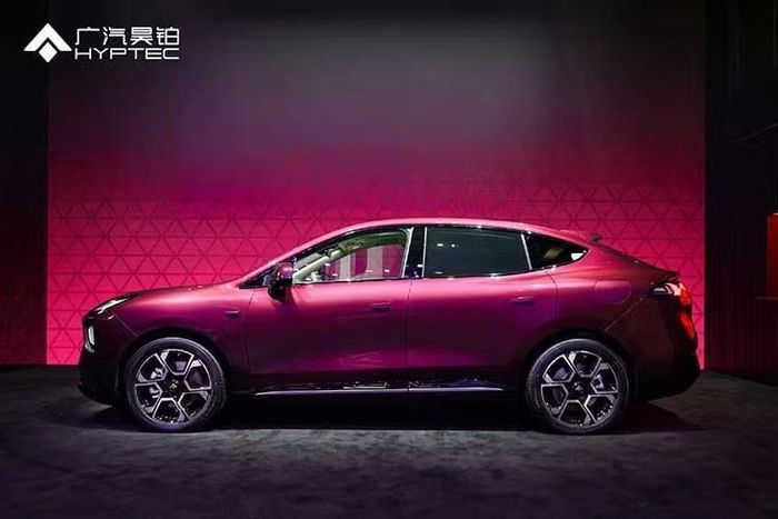 Về ngoại hình, phần đầu xe của Hyptec S600 nổi bật với cụm đèn chiếu sáng có tạo hình khá giống phong cách Porsche. Trong khi đó, tổng thể thân xe được thiết kế theo xu hướng SUV coupe với phần mui vuốt thấp nhằm tăng tính thể thao.