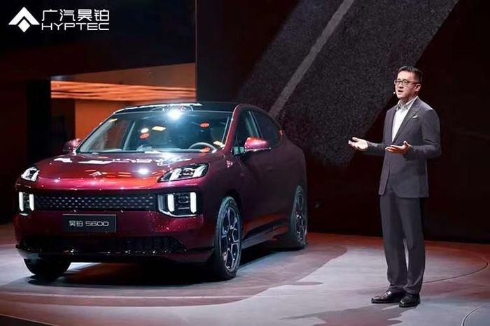 Theo đại diện hãng xe GAC cho biết hãng chấp nhận đánh đổi một phần không gian trần xe và khoang hành lý để tạo nên dáng xe mềm mại và hiện đại hơn. Phía sau, mẫu SUV điện này sở hữu cụm đèn hậu LED thiết kế cầu kỳ kết hợp dải đèn kéo dài toàn chiều rộng thân xe.