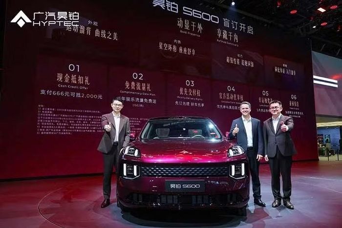 Mẫu xe SUV điện Hyptec S600 2026 mới vừa chính thức mở đặt trước tại Trung Quốc. Ngay lập tức, nó đã nhanh chóng thu hút sự chú ý nhờ thiết kế mang nhiều đường nét gợi nhớ tới Porsche Macan Electric, cùng kích thước lớn và khoang cabin thiên về trải nghiệm cao cấp.