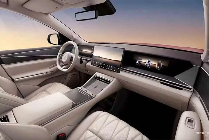 Mẫu xe SUV điện cỡ lớn BYD Great Tang 2026 sử dụng pin Blade thế hệ thứ hai cùng kiến trúc điện 1.000V hiện đại. Phiên bản tiêu chuẩn trang bị một mô-tơ điện đặt phía sau cho công suất 496 mã lực và có thể di chuyển tối đa khoảng 950 km sau mỗi lần sạc theo chuẩn CLTC của Trung Quốc. Xe có khả năng sạc nhanh khi có thể nạp pin từ 10% lên 97% chỉ trong khoảng 9 phút