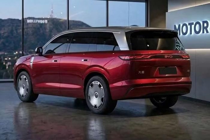 Trong khi đó, phiên bản cao cấp nhất có giá khoảng 320.000 nhân dân tệ (47.000 USD), sở hữu công suất lên tới 784 mã lực – vượt trội so với nhiều mẫu SUV điện cỡ lớn đang có mặt trên thị trường như Hyundai Ioniq 9 hay Kia EV9.