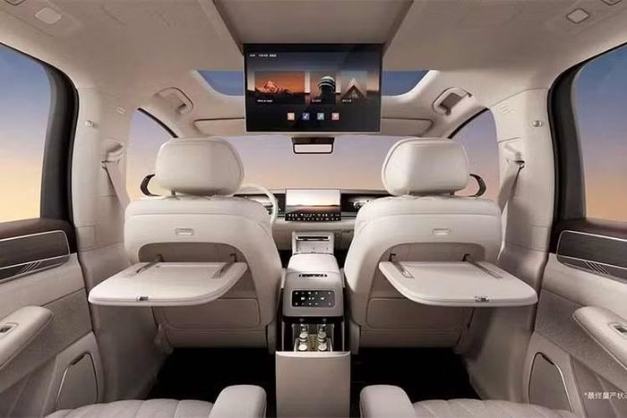 Khoang nội thất của mẫu SUV điện này cũng được đầu tư mạnh về công nghệ và tiện nghi. Xe sở hữu cấu hình 7 chỗ ngồi theo kiểu 2+2+3, đi kèm ba màn hình phía trước cùng màn hình giải trí dành cho hàng ghế sau có thể gập xuống từ trần xe.