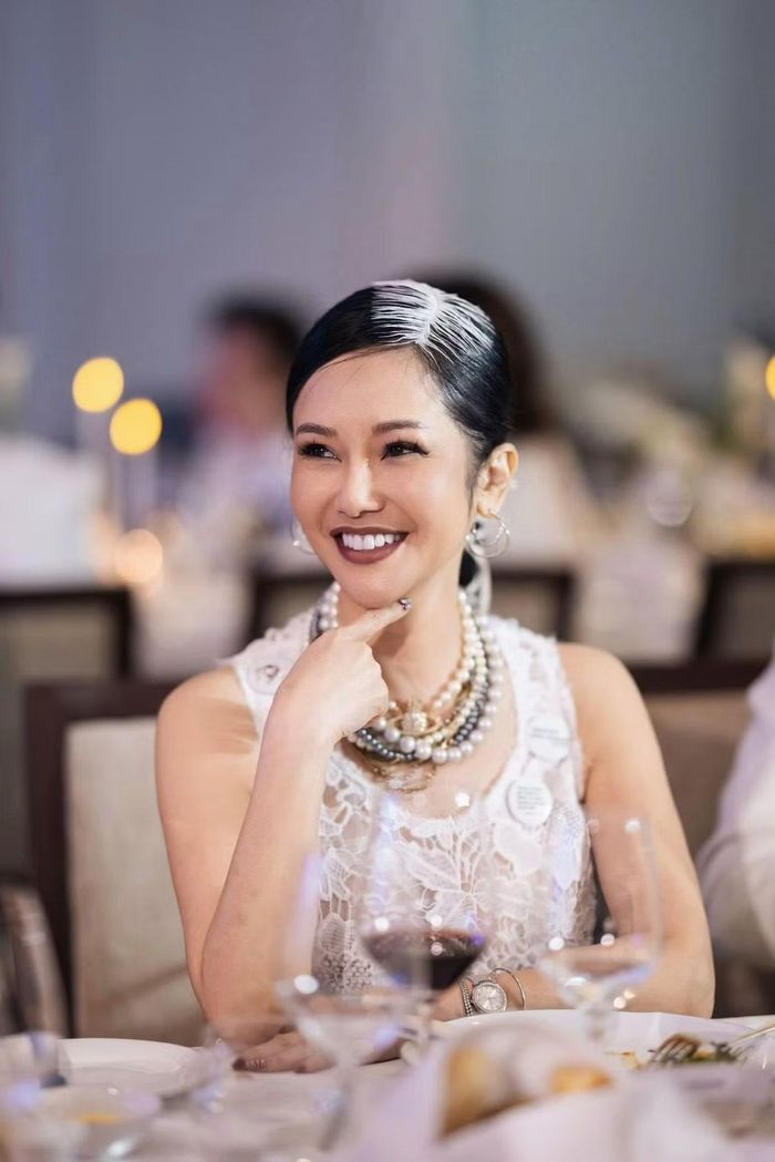 Hồng Nhung vẫn duy trì được vóc dáng thon gọn và làn da săn chắc khiến nhiều đàn em phải dè chừng.