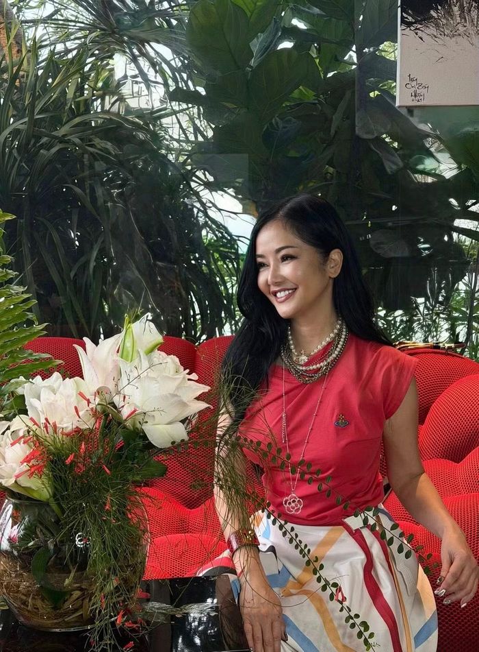 Không ít người nhận xét rằng thần sắc của nữ diva ngày càng trẻ trung, rạng rỡ hơn.