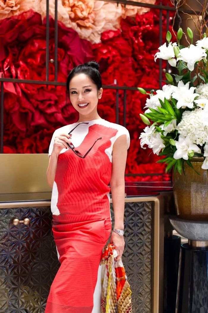 Phong cách thời trang của Hồng Nhung dạo gần đây cũng trở thành tâm điểm bàn tán.