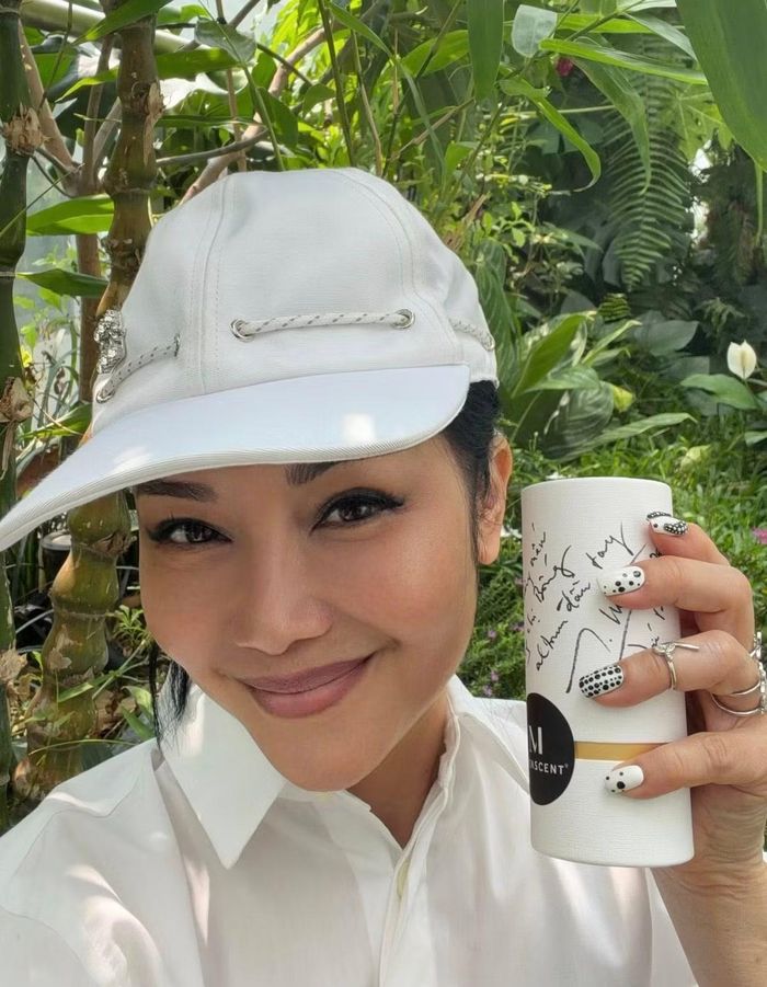 Khi đặt những bức ảnh hiện tại cạnh những khung hình của vài thập kỷ trước, người ta thấy một "Cô Bống" gần như không thay đổi, có chăng chỉ là sự mặn mà và khí chất sang trọng hơn theo thời gian.