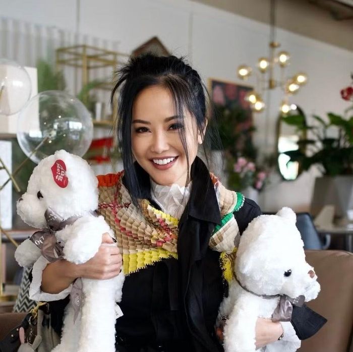 Cô không ngần ngại thử nghiệm những thiết kế táo bạo, những gam màu nổi bật hay những phụ kiện độc lạ.