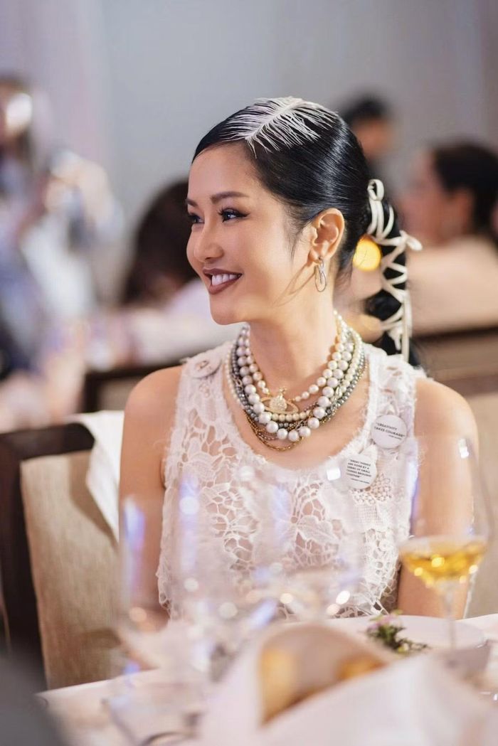 Nữ ca sĩ chia sẻ, bí quyết để "đóng băng" thời gian của cô nằm ở sự kỷ luật chăm chỉ rèn luyện thể chất và tinh thần lạc quan.