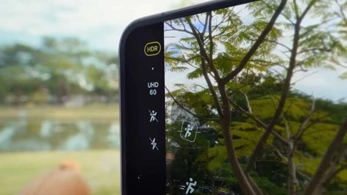 Điểm hấp dẫn của tính năng này nằm ở việc nó mang lại trải nghiệm chống rung gần giống sử dụng gimbal chuyên dụng, đặc biệt hữu ích khi quay vlog, du lịch, chạy bộ, đi xe hoặc ghi hình ngoài trời trong điều kiện chuyển động mạnh mà không cần mua thêm phụ kiện đắt tiền.