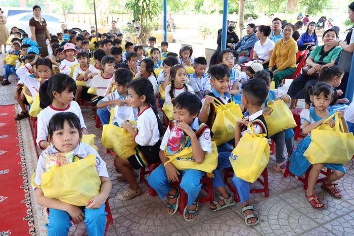Những món quà là sự sẻ chia, động viên, tiếp thêm niềm tin để các em vững bước đến trường.