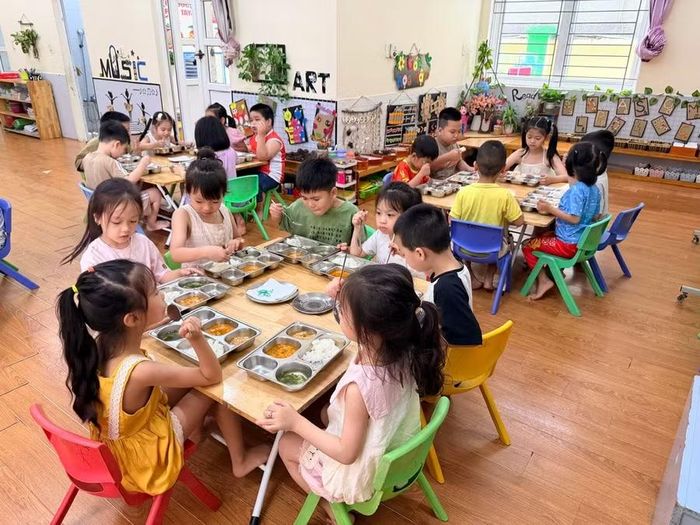 Bữa ăn của trẻ Trường Mầm non Hà Lầm.