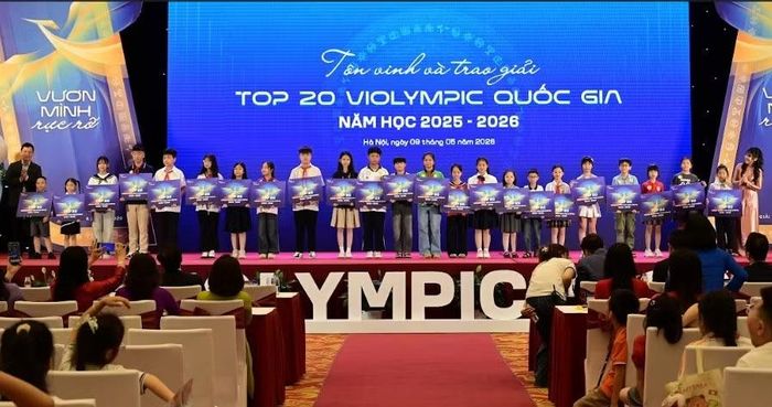 Đại diện BTC trao thưởng các học sinh Top 20 Violympic Quốc gia.