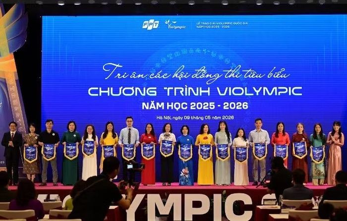 Ông Thái Văn Tài, Vụ trưởng Vụ Giáo dục phổ thông (Bộ GD&amp;ĐT) trao cờ lưu niệm, tôn vinh các Hội đồng thi tiêu biểu.