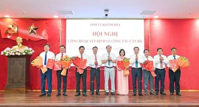Lãnh đạo tỉnh Khánh Hòa trao quyết định và tặng hoa các cá nhân được bổ nhiệm.