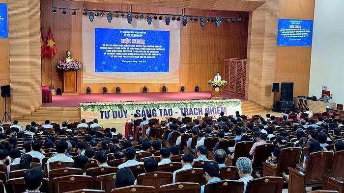 Đông đảo các đại biểu là cán bộ ngành Giáo dục, Hiệu trưởng các trường học tham dự Hội nghị.